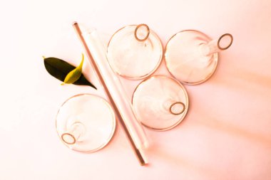 Kimyasal laboratuvar şişelerinin ve test tüplerinin natürmortu