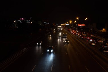 Araba ışık izleri ile gece yolu
