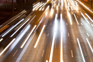 Araba ışık izleri ile gece yolu