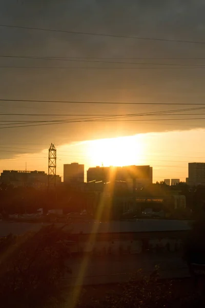 Stad Landschap Gouden Zonsondergang Stad Black Cloud Hemel Zwarte Silhouetten — Stockfoto