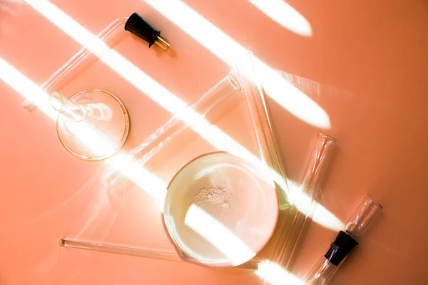 Stillleben Eines Chemischen Laborkolbens Und Reagenzglases — Stockfoto