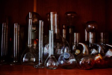 Laboratuvarda test tüpü şişeleri ve kimyasal reaktifler