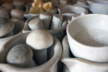 Laboratuvarda test tüpü şişeleri ve kimyasal reaktifler