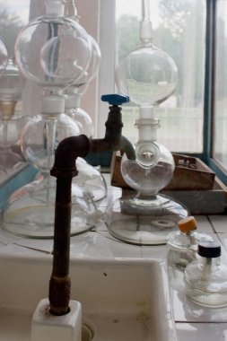 Laboratuvarda test tüpü şişeleri ve kimyasal reaktifler