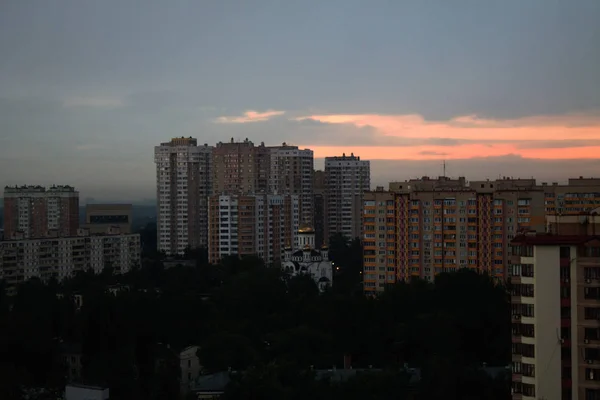 Panoramę Miasta Góry Pochmurno Wczesnym Latem Rano — Zdjęcie stockowe