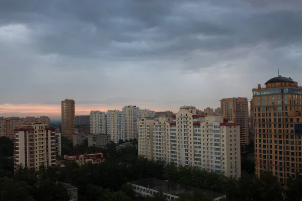 Panoramę Miasta Góry Pochmurno Wczesnym Latem Rano — Zdjęcie stockowe