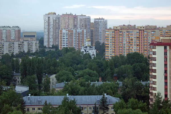 Bulutlu Bir Erken Yaz Sabahı Üstünden Şehir Siluetpanorama — Stok fotoğraf