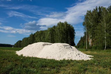 Ağaçlar ve bitkileri için beyaz gübre bir dağ ile yeşil alan