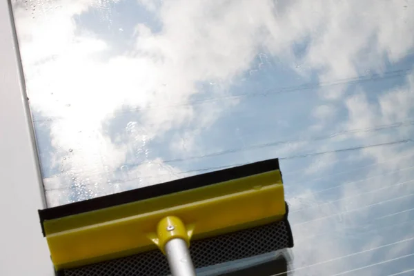 Kunststofffenster Mit Einer Gelben Bürste Waschen — Stockfoto