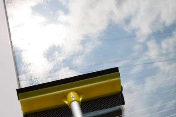 Lavado Ventanas Plástico Con Cepillo Amarillo — Foto de Stock