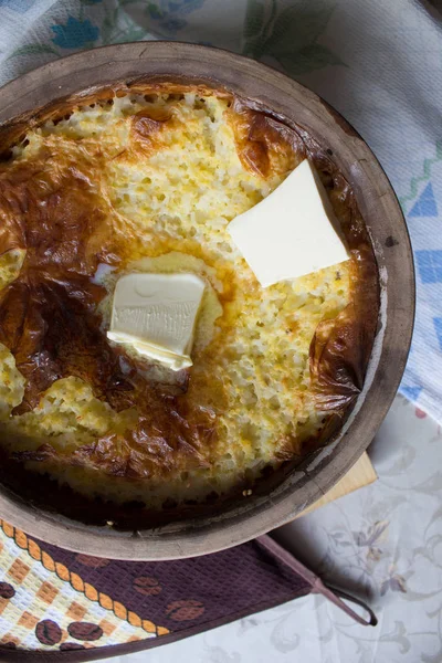 오븐에서 세라믹 접시에 버터와 러시아 — 스톡 사진