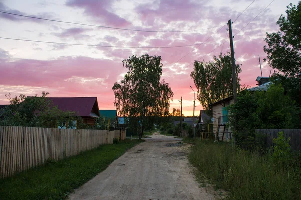 Puesta Sol Púrpura Brillante Antigua Calle Del Pueblo Rusia —  Fotos de Stock