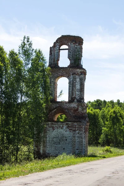 Eski terk edilmiş harap Kilisesi Rusya'da güneşli bir yaz gününde