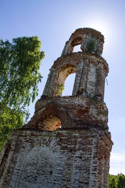 Iglesia Ruinas Abandonada Rusia Soleado Día Verano — Foto de Stock