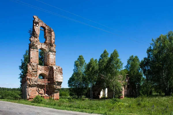 Oude Verlaten Verwoeste Kerk Rusland Een Zonnige Zomerdag — Stockfoto