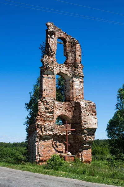 Vecchia Chiesa Abbandonata Rovina Russia Una Giornata Estiva Soleggiata — Foto Stock