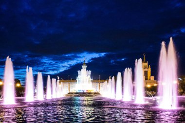 Moskova Rusya'da Vdnh renkli aydınlatma ile Çeşme