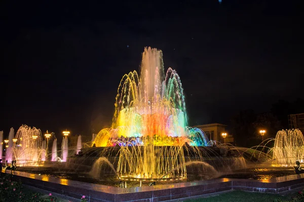 莫斯科俄罗斯Vdnh的彩色照明喷泉 — 图库照片