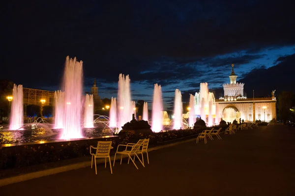 Συντριβάνι Έγχρωμο Φωτισμό Στο Vdnh Στη Μόσχα Της Ρωσίας — Φωτογραφία Αρχείου