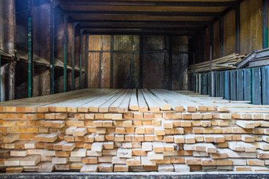 Vladimir / Rusya - 26 Haziran 2019: kereste ve ahşap fabrikasında tahtalar