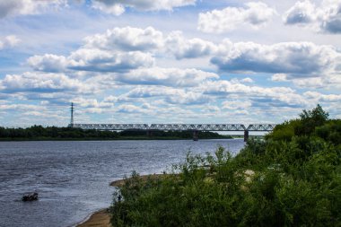 Murom Oka nehri üzerinde Yaz manzara, Bir demiryolu köprüsü ile Rusya