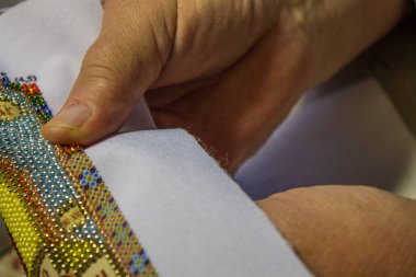 Şemaya yakın çekime göre elle boncuklu nakış