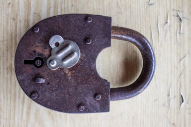 Anahtarlı eski paslı kapı kilitleri