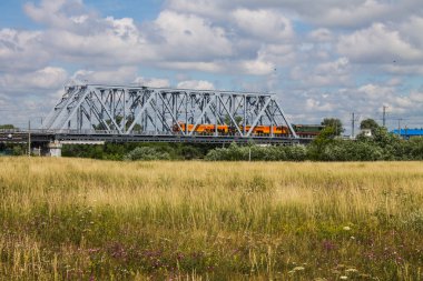 Demiryolu metal köprü ve yüksek çim ile yaz çayır