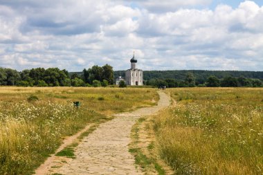 Nerl yaz gününde Ara Kemal'e giden yol çayırdan geçen yol