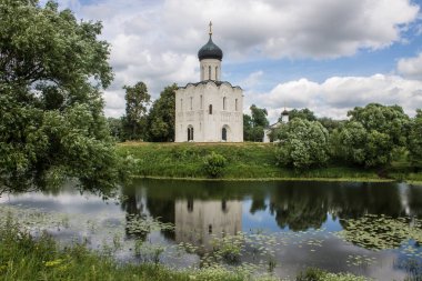 Beyaz taş Kilise Nerl üzerinde Su yaz günü Rusya yansıması ile Intercession