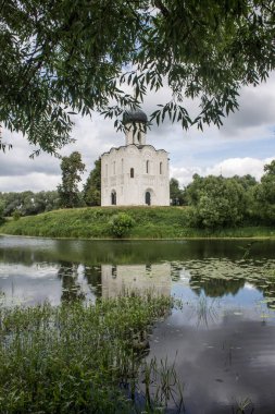 Beyaz taş Kilise Nerl üzerinde Su yaz günü Rusya yansıması ile Intercession