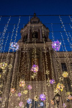 Moskova Rusya güzel gece aydınlatma ile tarihi Nikolskaya sokak