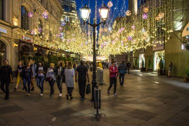 Moskova / Rusya - 2 Temmuz 2019: Güzel gece aydınlatmalı tarihi Nikolskaya caddesi