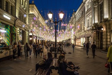 Moskova / Rusya - 2 Temmuz 2019: Güzel gece aydınlatmalı tarihi Nikolskaya caddesi