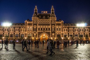 Gece Moskova Rusya kırmızı kare üzerinde aydınlatma ile Merkez Mağaza binası
