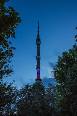 Akşam aydınlatma Moskova Rusya ile Ostankino Tv kulesi