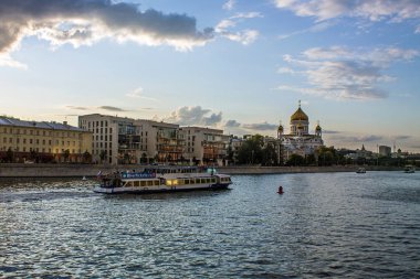 Moskova Rusya'nın merkezinde zevk tekneler ivediliği ve mimarisi ile nehrin panoramik görünümü
