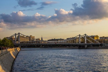 Moskova / Rusya - 8 Temmuz 2019: Tarihi şehir merkezinde kırım köprüsü ve nehir manzarası