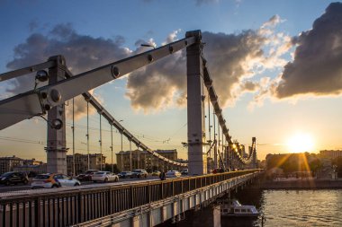 Moskova / Rusya - 8 Temmuz 2019: Tarihi şehir merkezinde kırım köprüsü ve nehir manzarası