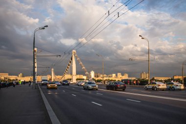 Moskova / Rusya - 8 Haziran 2019: Moskova'nın merkezinde araba ile karayolu görünümü