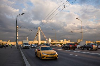 Moskova / Rusya - 8 Haziran 2019: Moskova'nın merkezinde araba ile karayolu görünümü