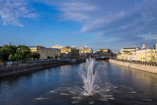 ロシアの歴史的中心部に噴水のあるモスクワ川の眺め — ストック写真