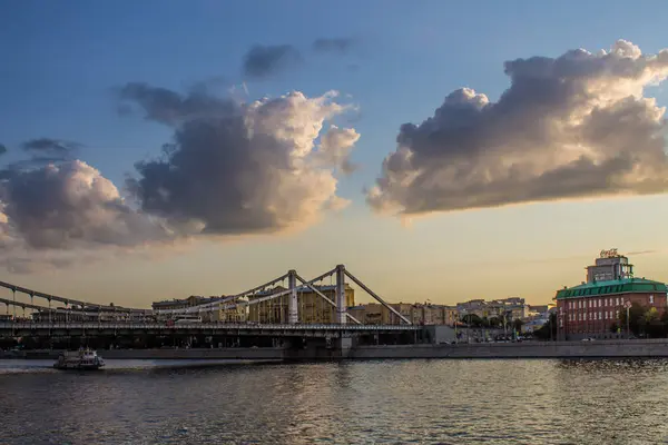 Moskova Rusya Temmuz 2019 Tarihi Şehir Merkezinde Kırım Köprüsü Nehir — Stok fotoğraf