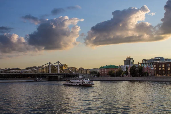 モスクワ ロシア 2019年7月8日 歴史的な市内中心部の遊覧船でクリミア橋と川の眺め — ストック写真