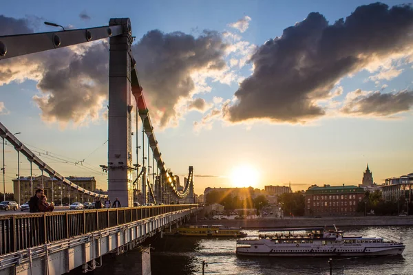 モスクワ ロシア 2019年7月8日 歴史的な市内中心部の遊覧船でクリミア橋と川の眺め — ストック写真