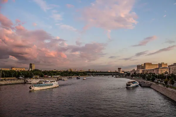 Panoramatický Výhled Řeku Rekreačních Čluny Architekturou Centru Moskvy — Stock fotografie