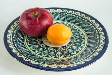 Geleneksel süs ile ulusal Özbek yemekleri taze meyve