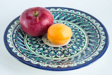 Geleneksel süs ile ulusal Özbek yemekleri taze meyve