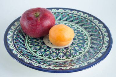 Geleneksel süs ile ulusal Özbek yemekleri taze meyve