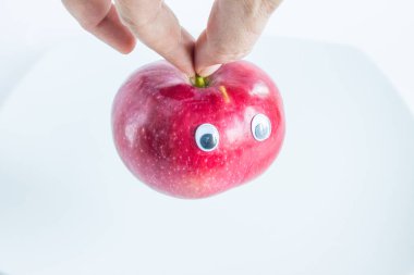 Gözleri yakın çekim kırmızı olgun Elma